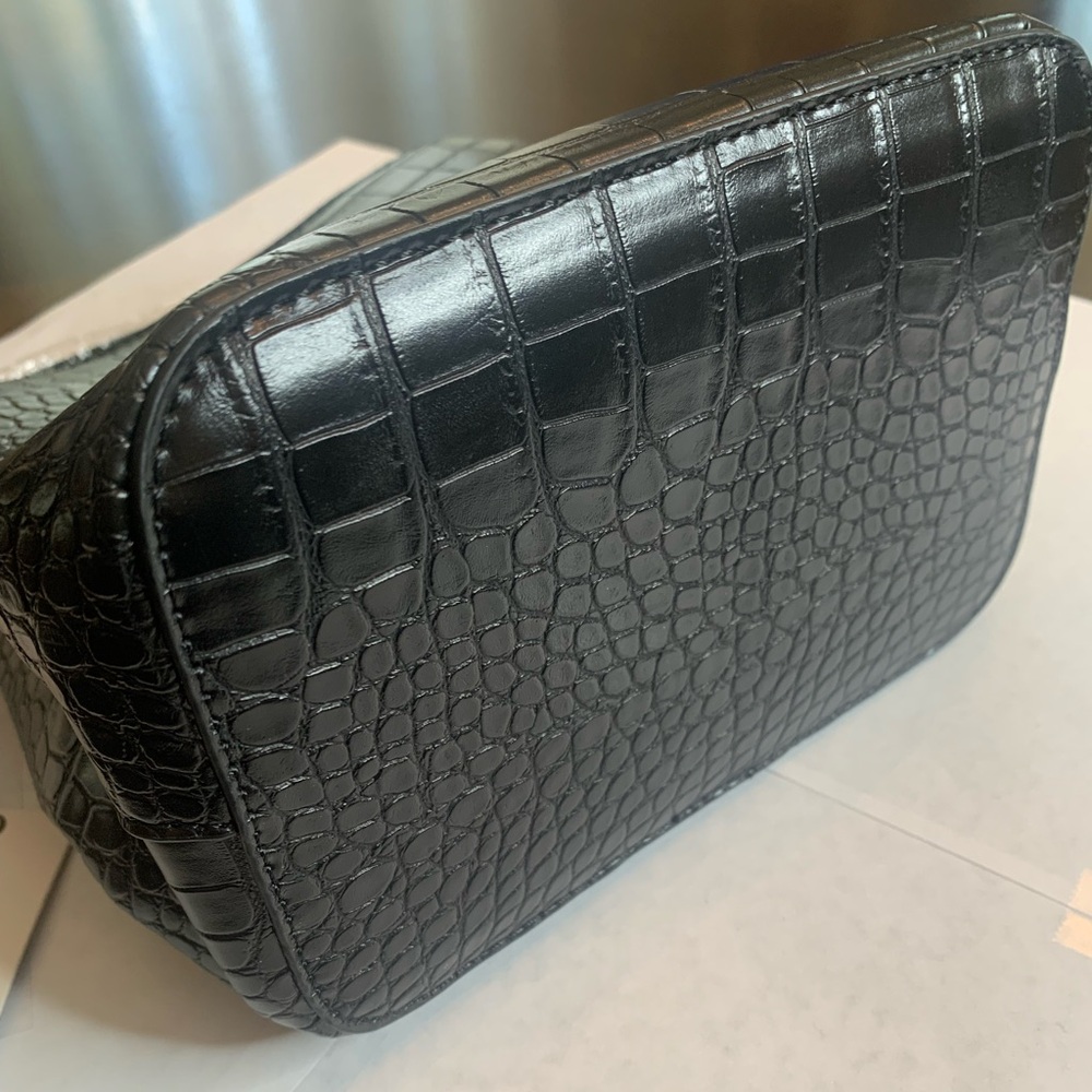 💫HP‼️💫 NWT Revolve AOTA “Elena” Vegan Leather Bucket Bag in Black - Picture 8 of 9